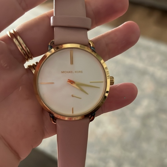 Michael Kors rose pink/gold watch - Picture 3 of 3